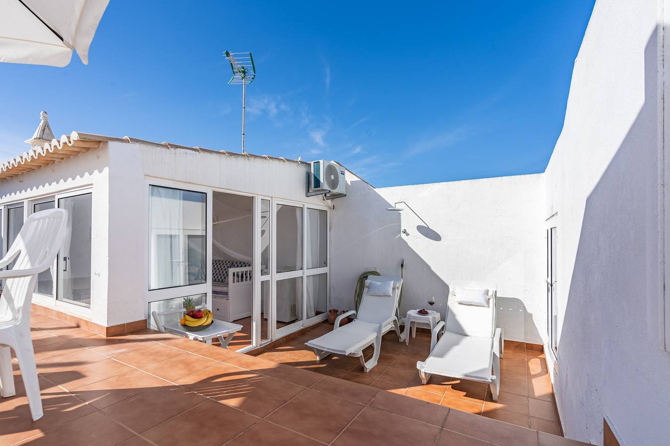Ganze Wohnung, Ferienwohnung 'Casa Oliveira - Algarve' mit Meerblick, Wi-Fi und Klimaanlage in Alporchinhos (Atlantikküste), Porches