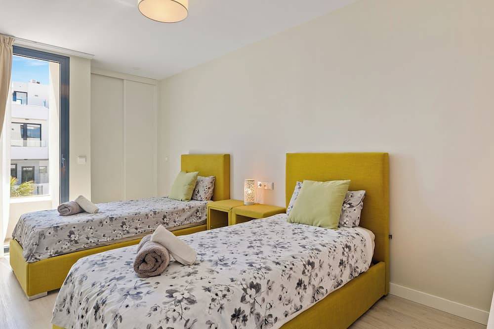 White House : Charming & spacious Villa, Big terrace with sea & mountain views . in Myramar, Fuengirola