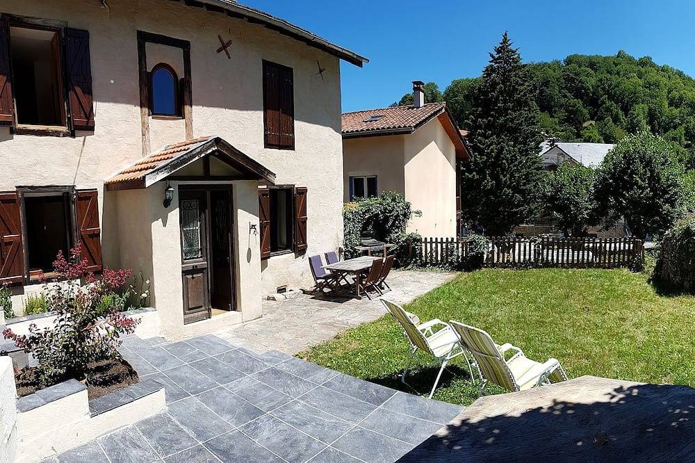 La Vieille Ferme, French Pyrenees, Pool & Hot Tub in Mauléon-Barousse, Pyrénées