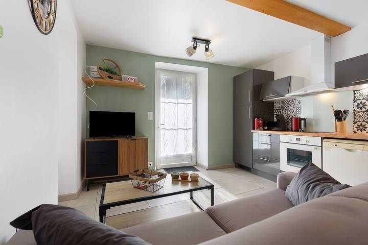 Entire apartment, Apartment 'Au Cocon De La Tour Des Jacobins' with private terrace and Wi-Fi in Bagnères-de-Bigorre, Hautes-Pyrénées