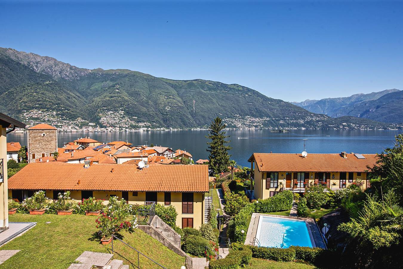 Ganze Wohnung, Residenz La Fonte: Appartamento Design in Pino sulla Sponda del Lago Maggiore, Maccagno con Pino e Veddasca