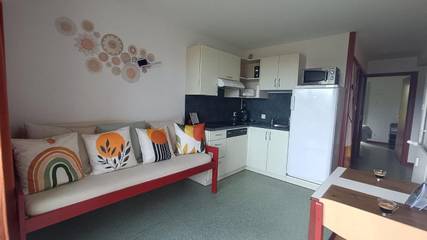 Gîte pour 2 personnes, avec vue ainsi que jardin et piscine à Souraïde