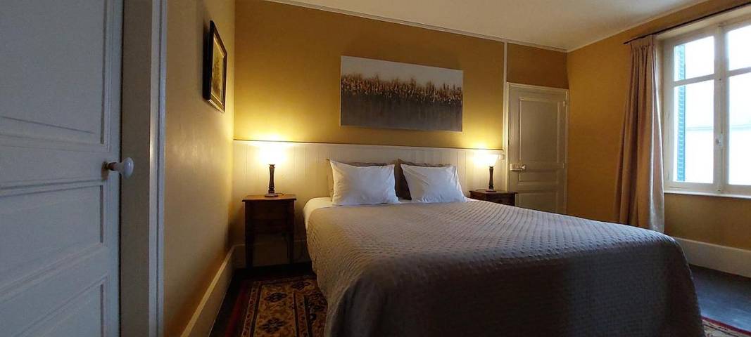 Hôtel pour 2 personnes, avec piscine ainsi que vue et jardin à Préveranges - 2