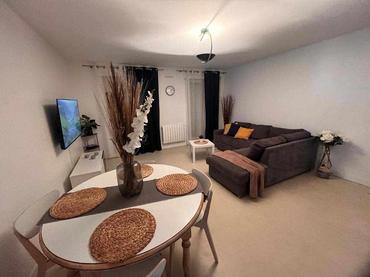 Appartement entier, One-Bedroom Apartment in Chilly-Mazarin, Essonne