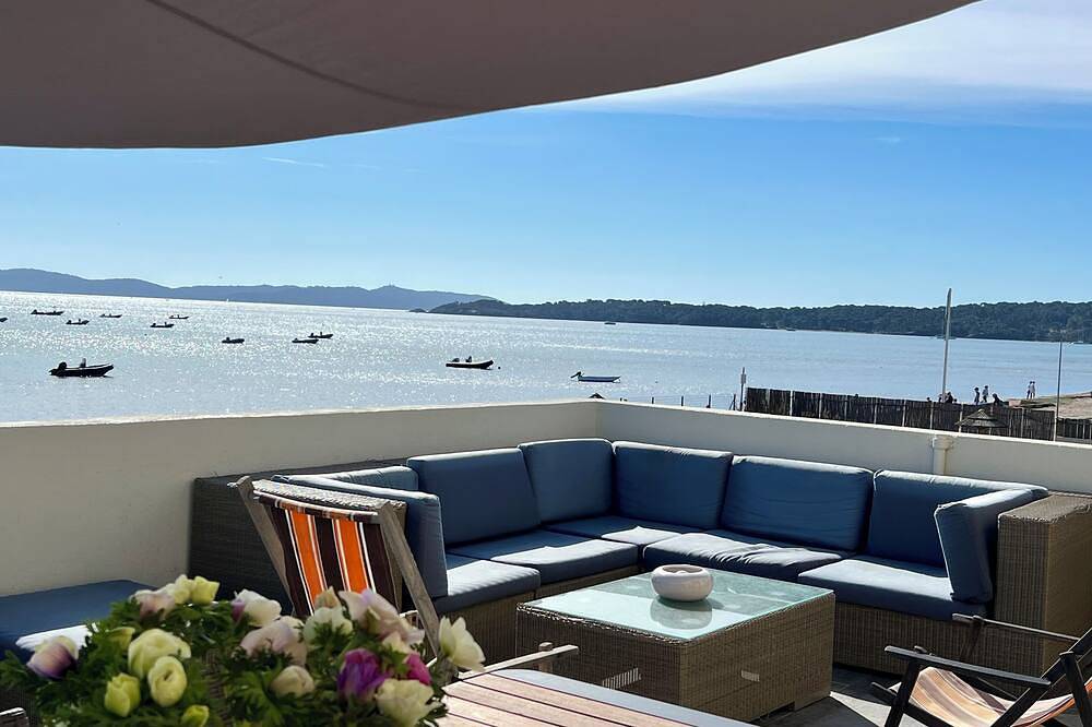 Appartement entier, Duplex 150m2 12/14 pax les pieds dans l'eau, magnifique vue mer. in La Bergerie, Hyeres