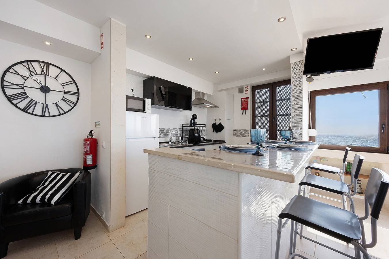 Entire apartment, Holiday Home 'Alvor Magnificent Beach View' with Sea View, Balcony and Wi-Fi in Praia do Alvor, Faro District