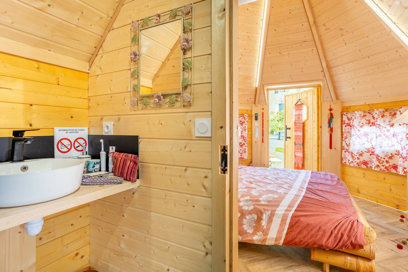 Les Philous Gourmands - Chambre d'hôtes Chalet 'Chine' avec terrasse privée in Sèvremont, Fontenay-le-Comte