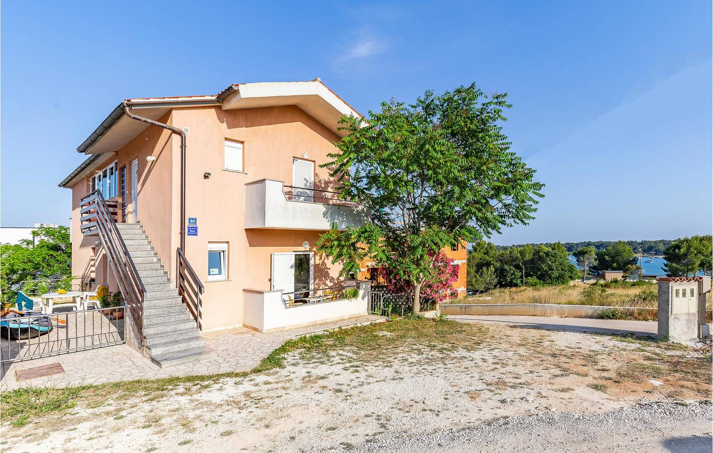 Ganze Ferienwohnung, Gemütliche 75 m² große Wohnung mit Meerblick, Terrasse und Parkplatz in der Nähe des Strandes Bijeca in Pula-Medulin, Pomer