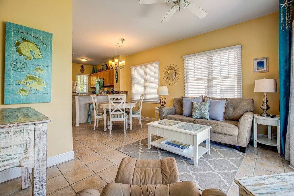 Manatee Bay: Escape to this 2Br Duck Key Villa, Private Patio, Dip Pool & Easy Access to Marathon in Duck Key, Monroe County
