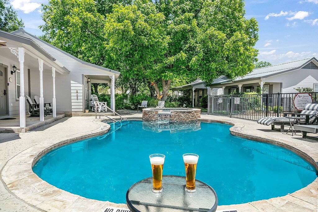 Absolut charmanter Cotswold Bungalow, Kingsize-Bett, In der Stadt, Zugang zum Whirlpool / Pool! in Gillespie County