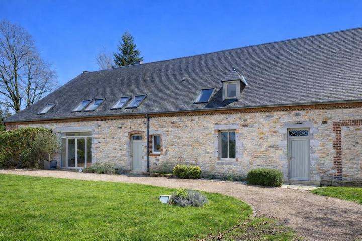 Location de vacances pour 15 personnes, avec jacuzzi ainsi que jardin et terrasse à Momignies