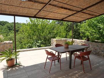 Gîte pour 6 personnes, avec vue ainsi que balcon et piscine, adapté aux familles à Saint-Étienne-de-Fontbellon