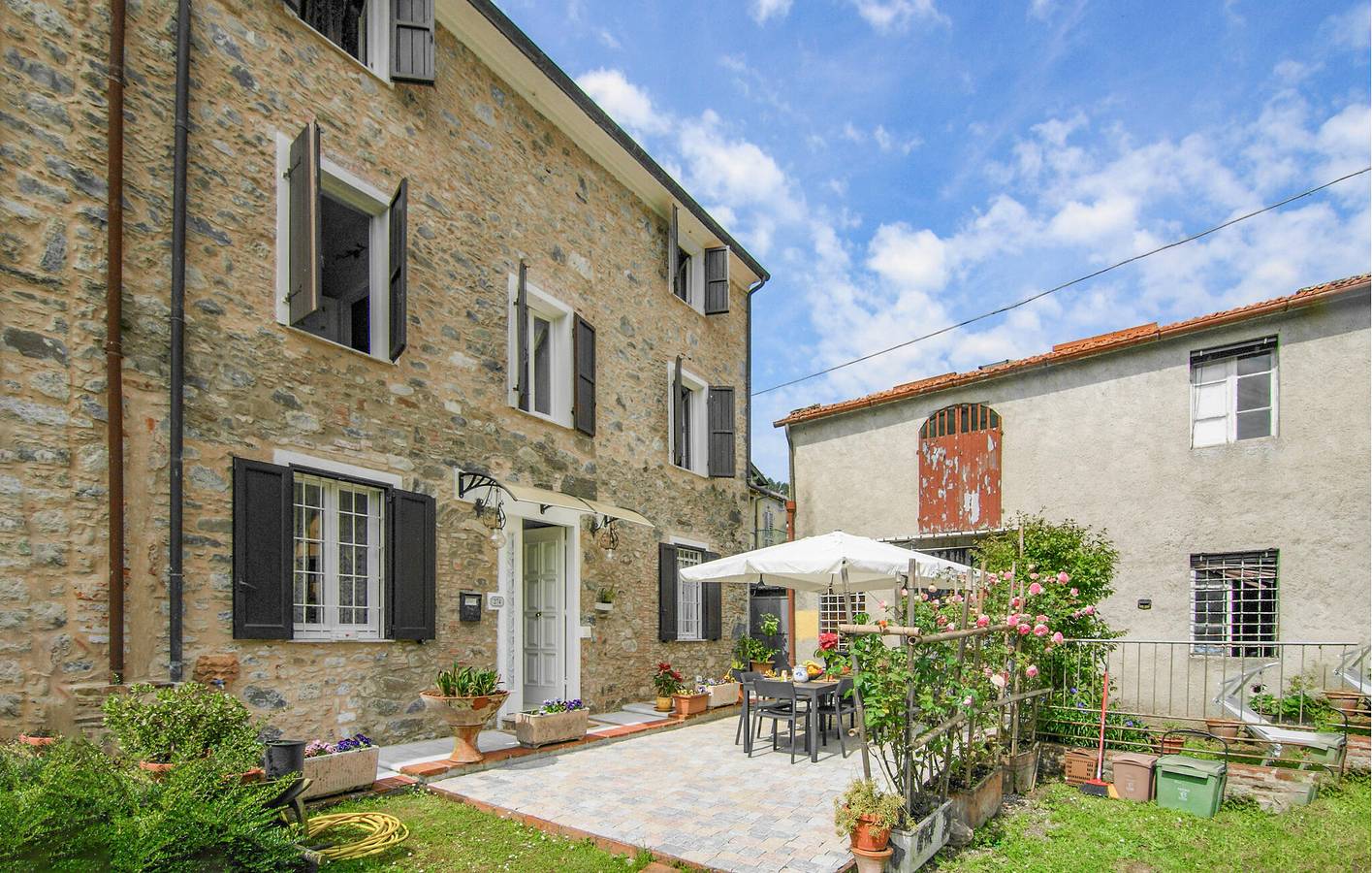 Üppiges Apartment mit Gartenblick, Parkplatz und Internetzugang in Camaiore, Italienische Riviera