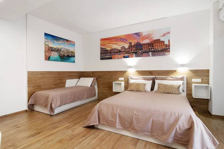 Vacation rental for 3 people, with balcony in Bari