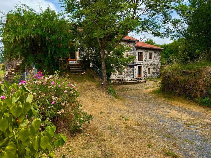 Location de vacances pour 18 personnes, avec Balcon et Jacuzzi ainsi que Terrasse et Jardin à Arlempdes