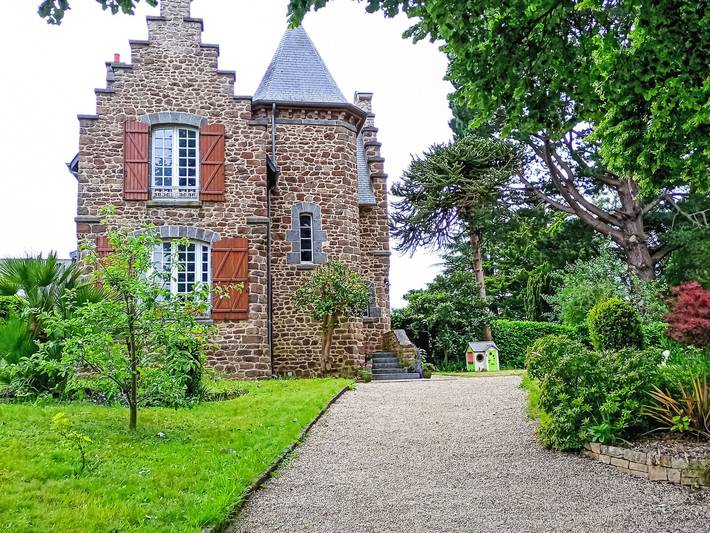 Location de vacances pour 6 personnes, avec jardin à Hédé-Bazouges