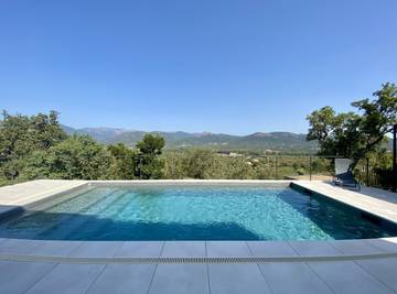 Location de vacances pour 10 personnes, avec balcon ainsi que piscine et jardin dans Pinarellu