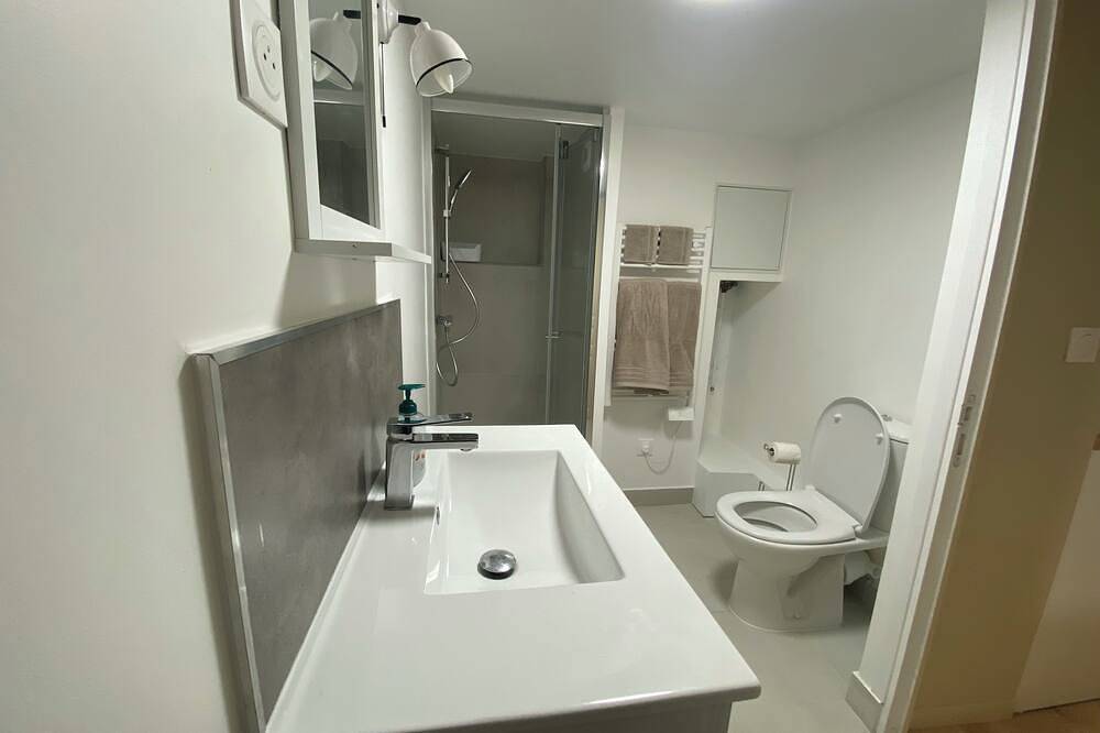 Appartement entier, Charmant studio à Herblay, proche gare, 22' de Paris St Lazare par train in Herblay-sur-Seine, Val-d'Oise