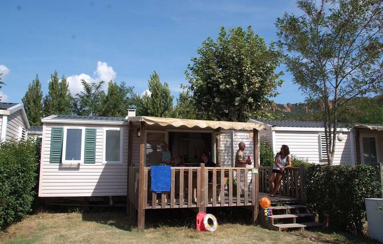 Camping pour 6 personnes, avec terrasse ainsi que sauna et piscine, animaux acceptés dans Massif de l'Esterel - 4