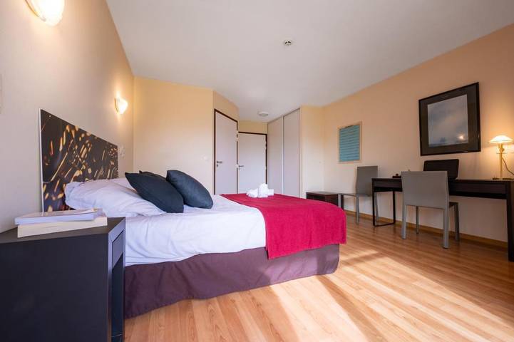 Hôtel pour 2 personnes, avec sauna ainsi que vue et jardin à Theix - 2