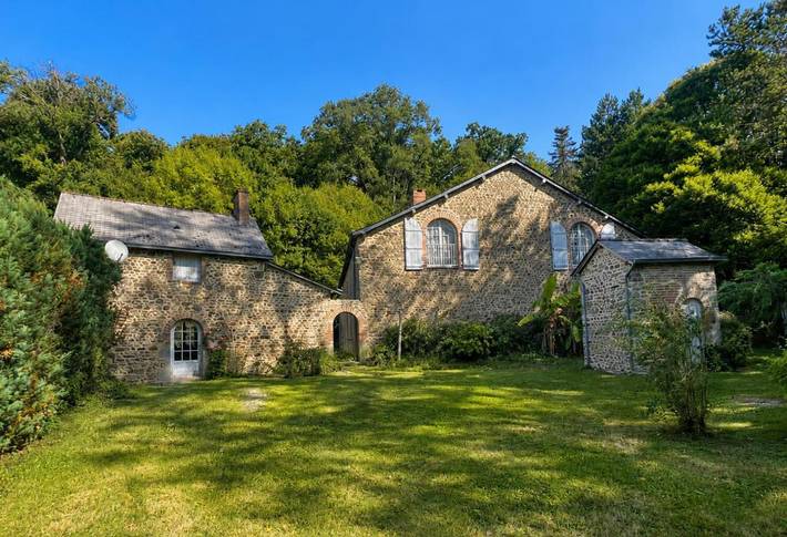 Location de vacances pour 8 personnes, avec Terrasse ainsi que Jardin et Vue à Saint-Céneré