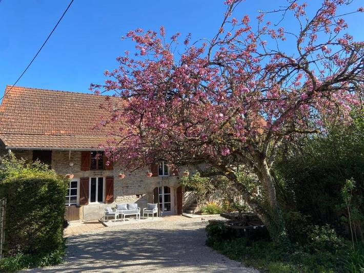 Location de vacances pour 12 personnes, avec Terrasse et Jardin ainsi que Piscine et Vue à Morlet