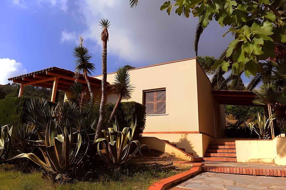 Entire apartment, Holiday apartment amidst Mediterranean nature with barbecue in Centola, Cilento