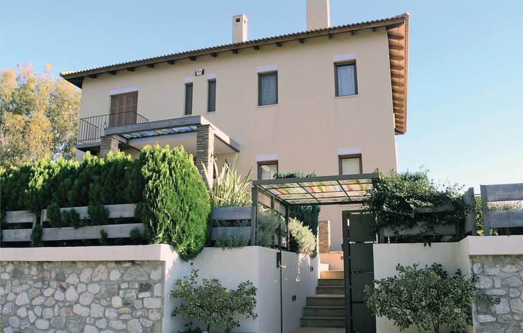 Oase an der Küste: Luxuriöses Apartment mit Pool und Terrasse in Fokida