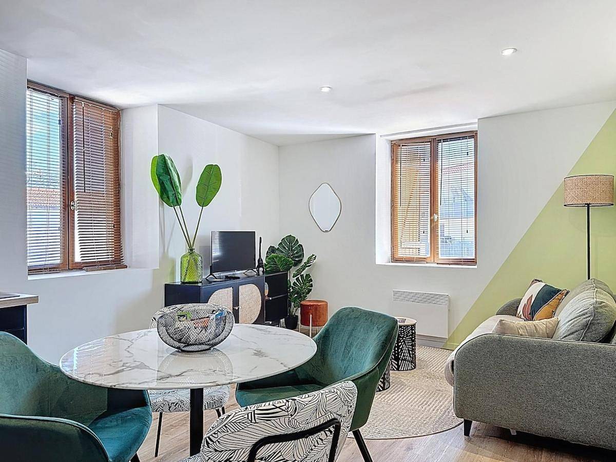 Appartement entier, One-Bedroom Apartment in Aulnat, Région de Clermont-Ferrand