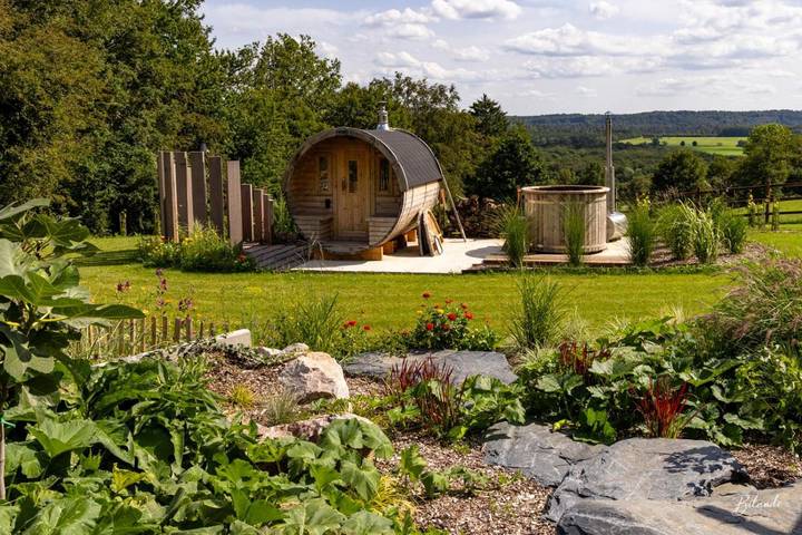 Location de vacances pour 4 personnes, avec Terrasse et Jacuzzi ainsi que Jardin et Piscine à Philippeville