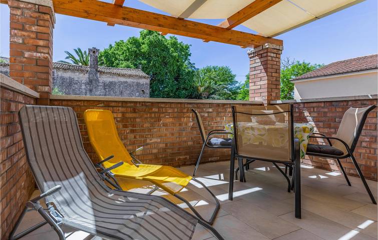 Encantador apartamento de 2 dormitorios con terraza cerca de la playa de Bijela in Medulin City, Medulin