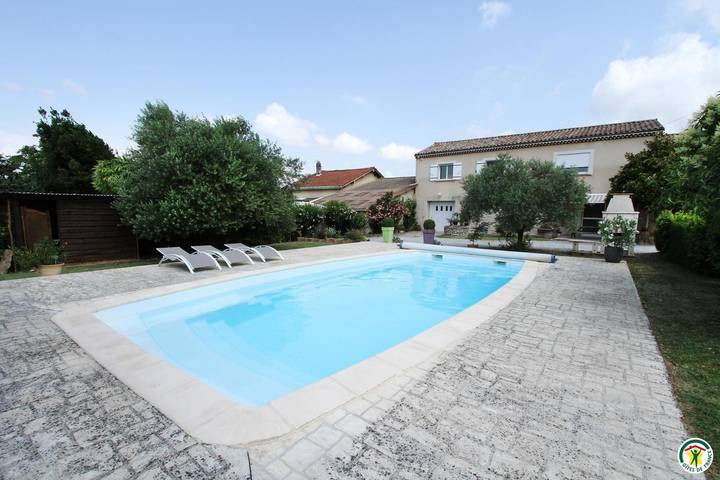 Gîte pour 3 personnes, avec jardin et piscine