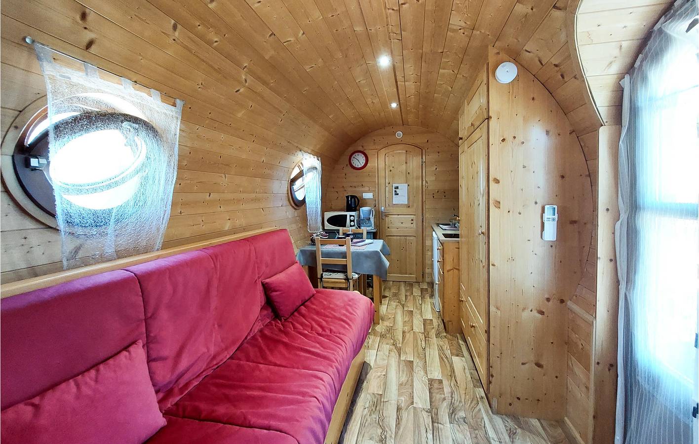 Modernes Mobilheim mit Parkplatz, TV, Pool & Garten - 1,5km bis La Loire in Pouilly-sous-Charlieu, Roanne und Umgebung