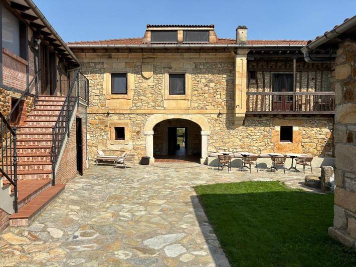 Hotel para 3 personas, con terraza y jardín en Ribamontán al Mar