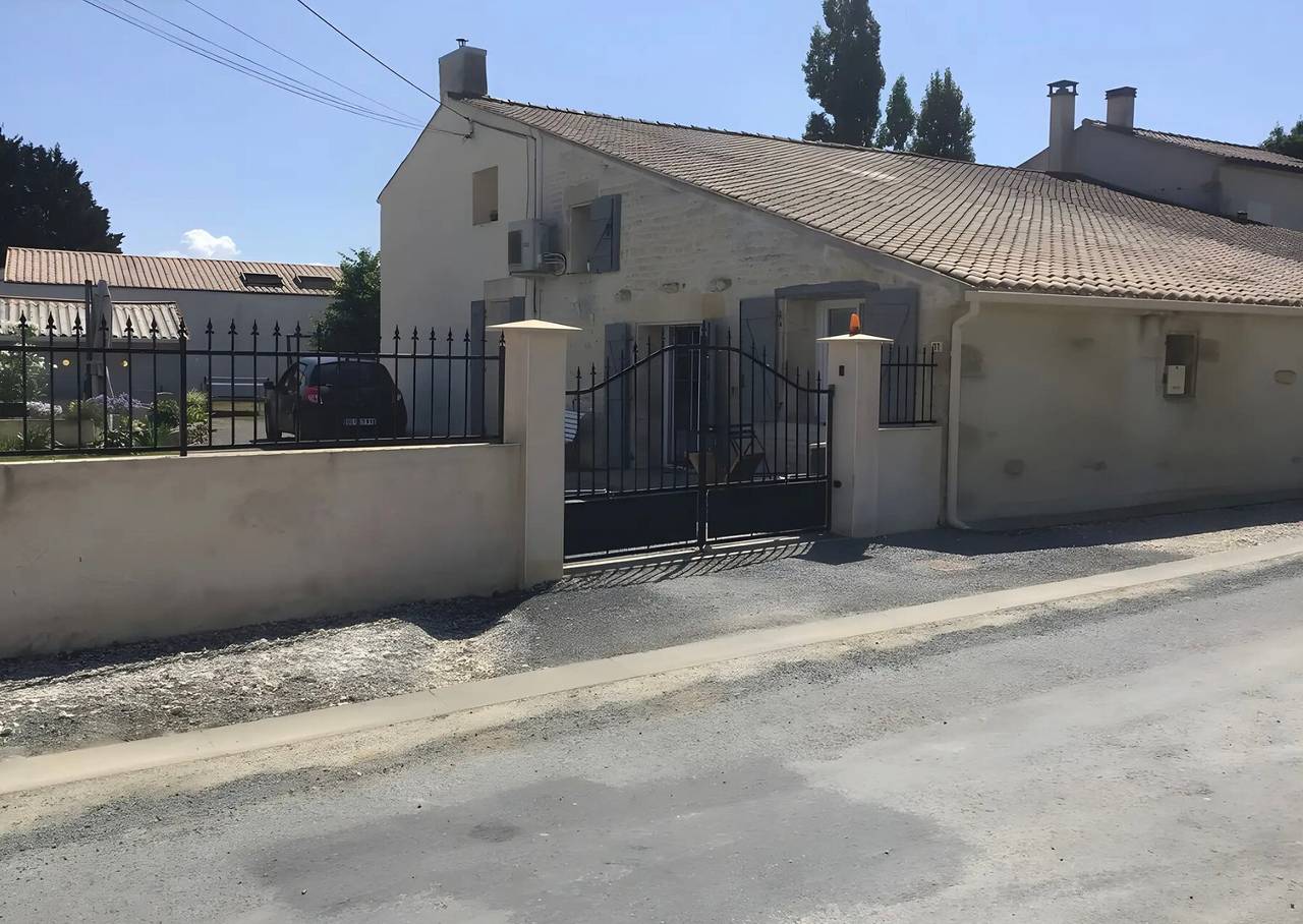 Casa Vacacional 'Gîte Romantique De Type Charentais' con Terraza Compartida, Wi-Fi y Aire Acondicionado in Le Thou, Region de Rochefort