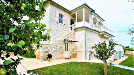 Ferienwohnung für 3 Personen, mit Terrasse und Garten in Kastelir