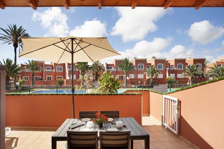 Casa de vacaciones 'Little Dunes' con piscina compartida, terraza y Wi-Fi in Corralejo, La Oliva