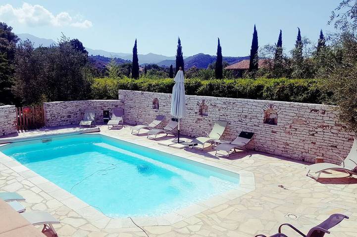 Location de vacances pour 14 personnes, avec terrasse et jardin à Oletta