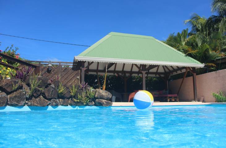 Gîte pour 2 personnes, avec jacuzzi ainsi que piscine et jardin en Guadeloupe
