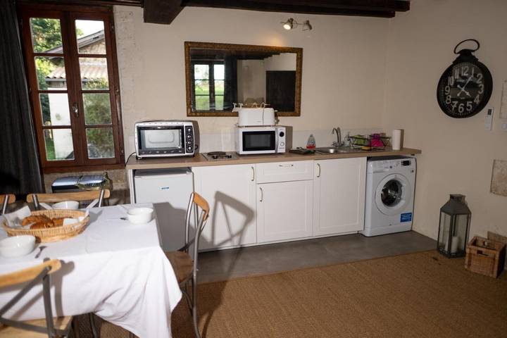 Location de vacances pour 10 personnes, avec jardin ainsi que vue et piscine à Chillac - 2