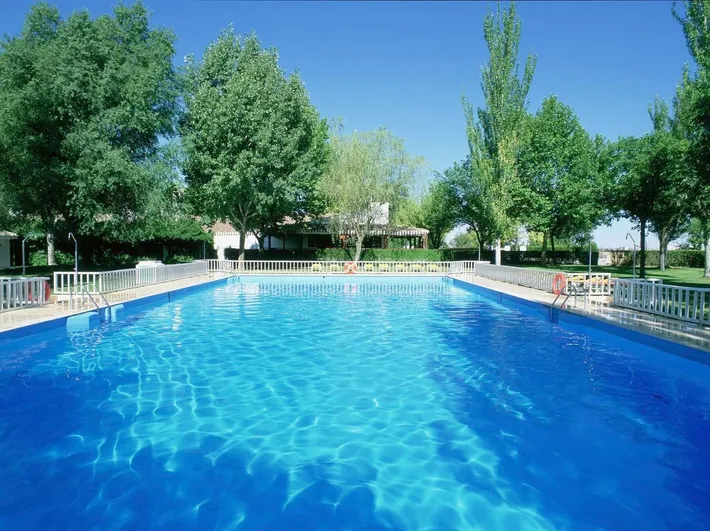 Hotel für 10 Personen, mit Pool und Garten sowie Terrasse - 1