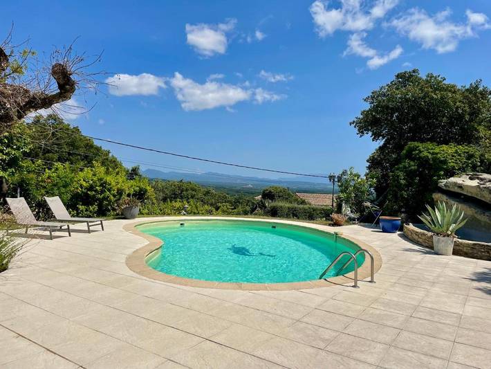 Location de vacances pour 2 personnes, avec vue ainsi que piscine et terrasse à Réauville