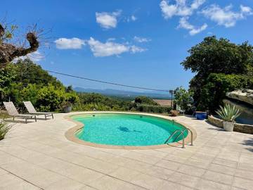Gîte pour 2 personnes, avec terrasse ainsi que vue et piscine à Réauville