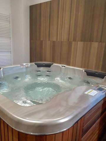 Gîte pour 8 personnes, avec jacuzzi et terrasse à Crémieu