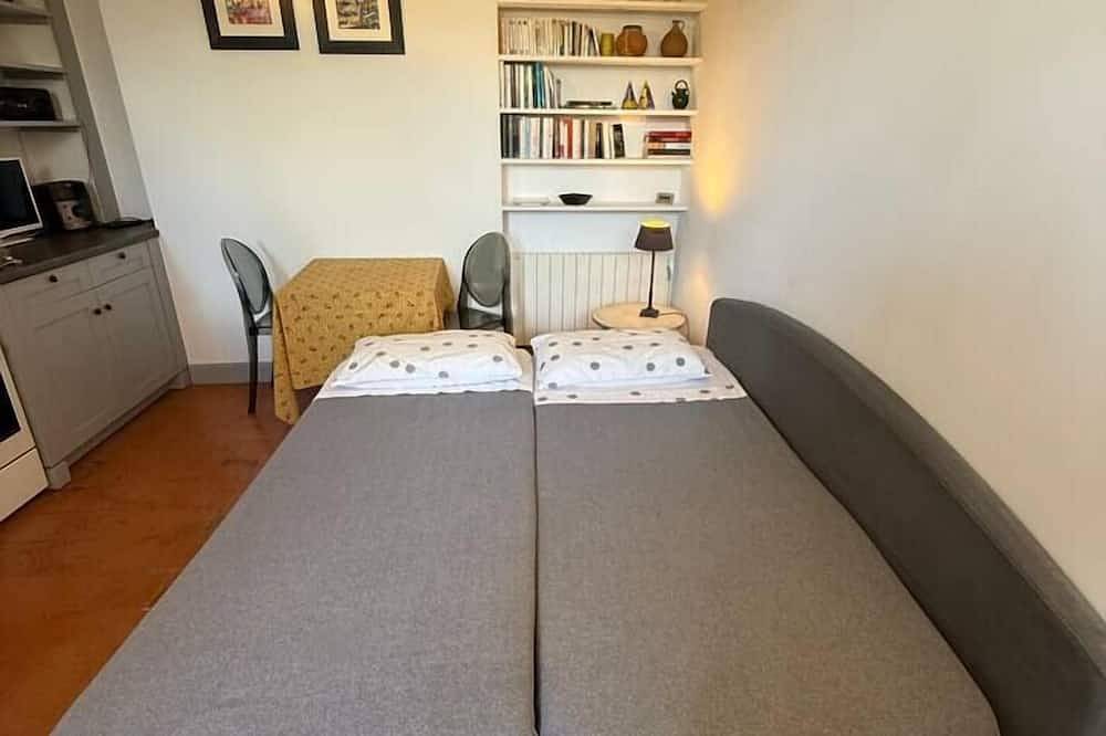 Entire apartment, Le Sainte-Victoire : Studio with beautiful terrace in the to in Aix-en-Provence, Aix-en-Provence region