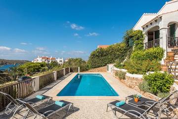 Villa für 8 Personen, mit Balkon und Whirlpool sowie Garten auf Menorca