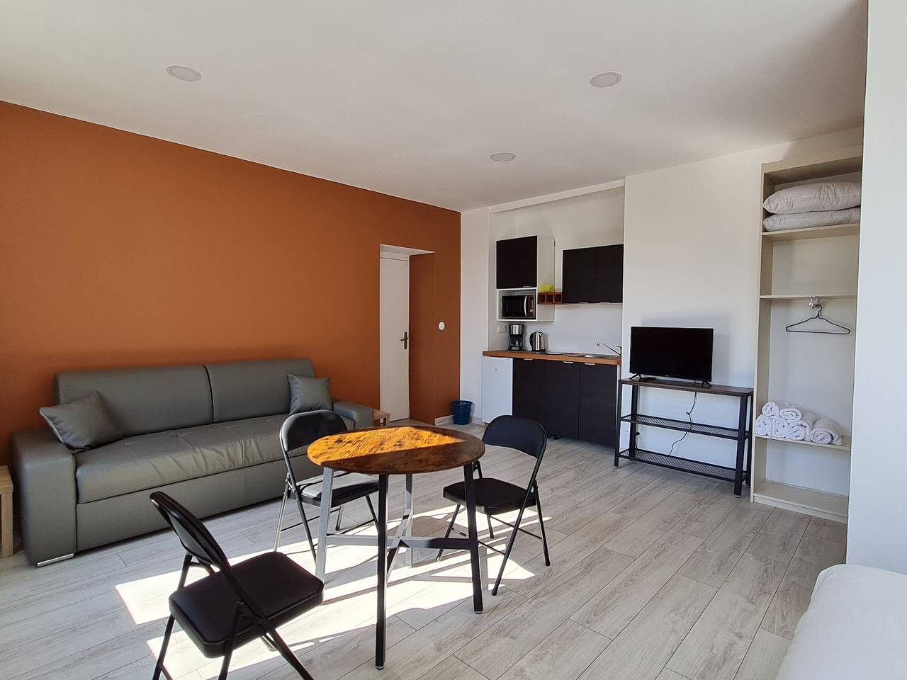 Appartement entier, Gîte lumineux 2-4 pers. avec terrasse et restaurant sur place in Lacroix-sur-Meuse, Région de Commercy