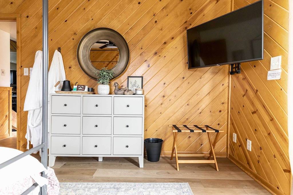 'Whispering Hollow Lodge' on Greer Main St! in Greer, Apache County