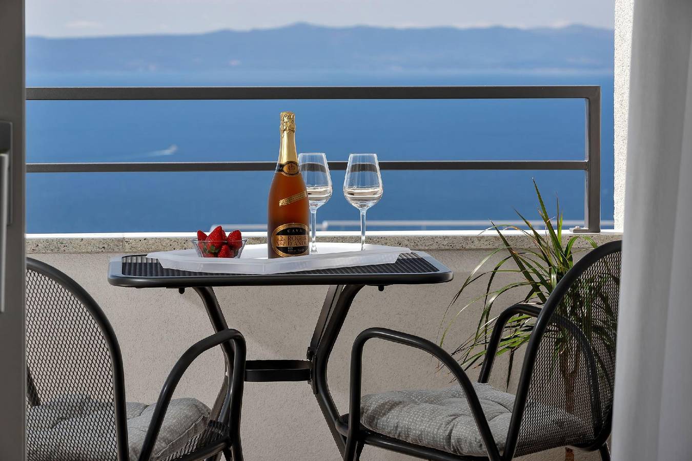 Modern holiday home in Veliko Brdo with well-tended garden in Veliko Brdo, Makarska