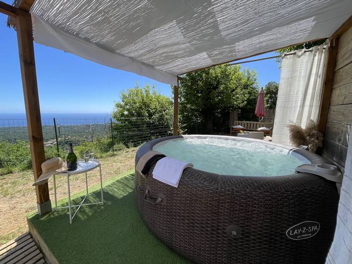 Location de vacances pour 6 personnes, avec terrasse ainsi que jacuzzi et jardin, animaux acceptés à Cervione